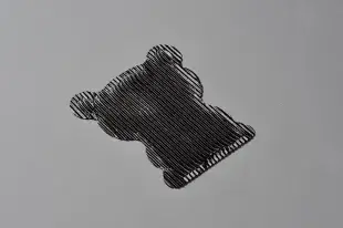 クログラシンの片段をクマの形に切り抜いたモノ