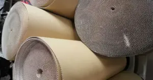 箱ではない段ボールシートを巻いた巻き段の写真