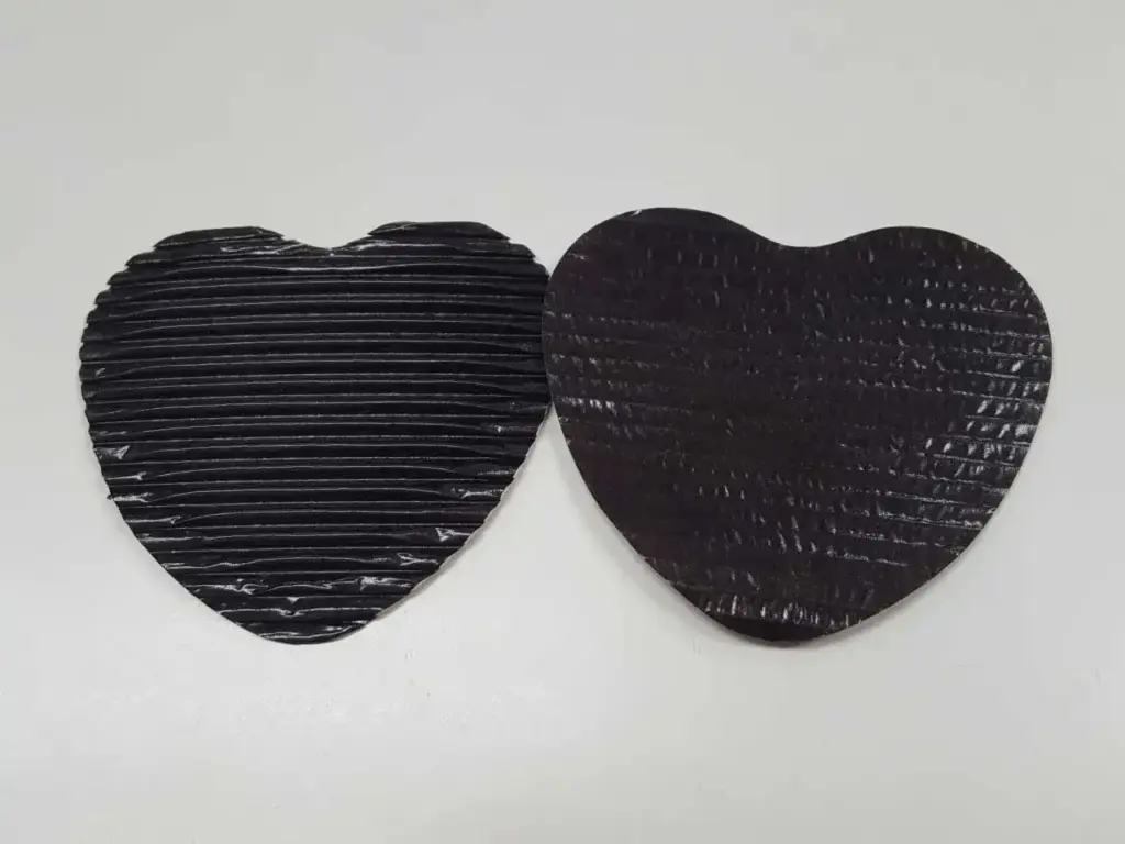 片面段ボールのチョコグラシンをハート型にカットした画像